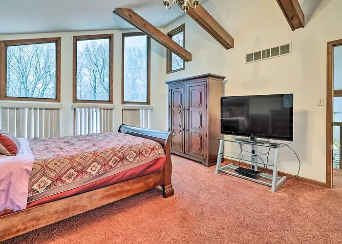 Hot Tub + Deck: Pet-Friendly Poconos Getaway!