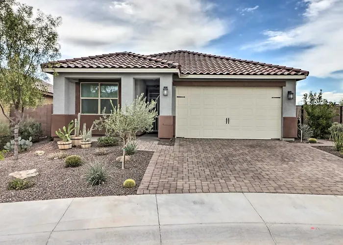 Heated Pool + Putting Green: Goodyear Retreat!