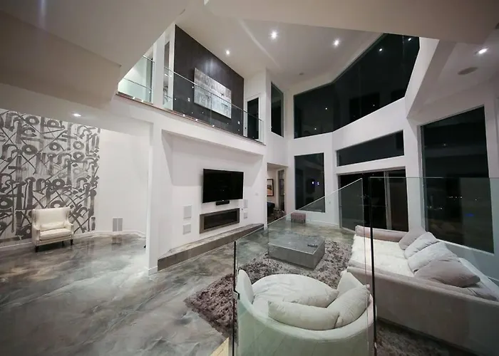 Hollywood Hills Modern Sanctuary-Jaw Dropping View