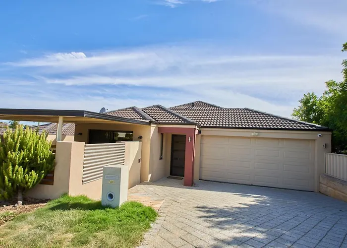 Gorgeous Family House Near Shops