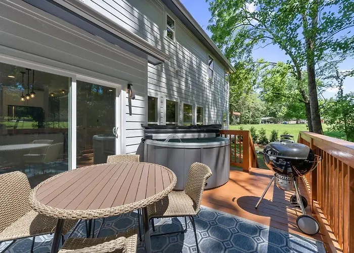 New Home, Dock, Home Theatre Projector, Hot Tub, Fire Pit, Kayaks