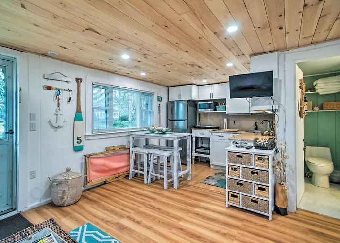 Walk To Beach: Bright & Cozy Cape Cod Studio!