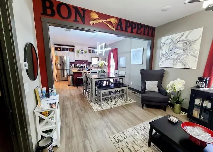 King Bed In Main Floor - Downtown Vacation Rental