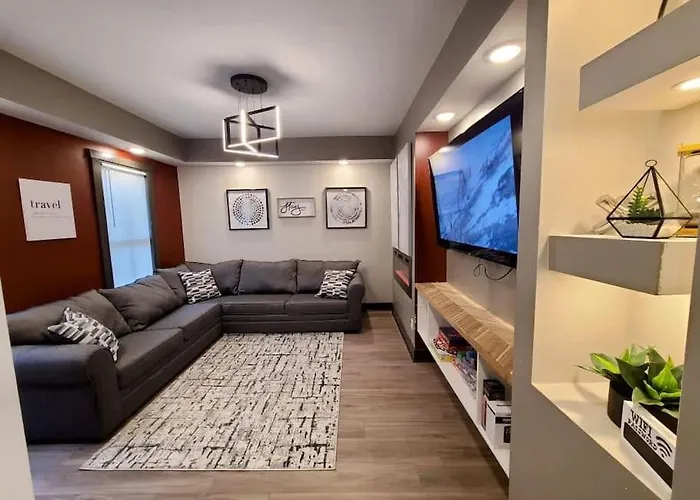 King Bed In Main Floor - Downtown Vacation Rental
