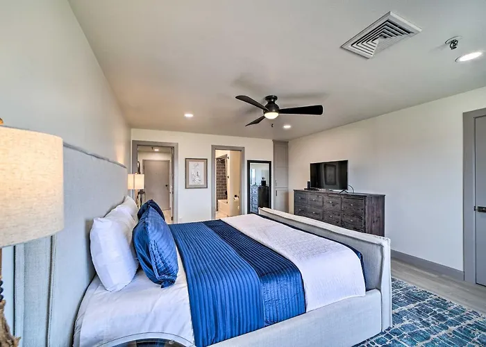 Balcony & Lake View: Modern Condo In Monkey Island