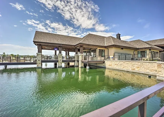Balcony & Lake View: Modern Condo In Monkey Island