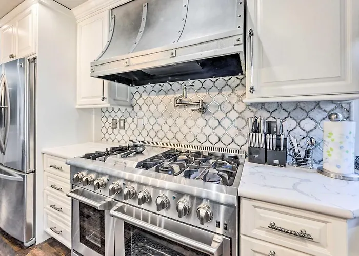 Saint Charles House Near Historic Downtown!