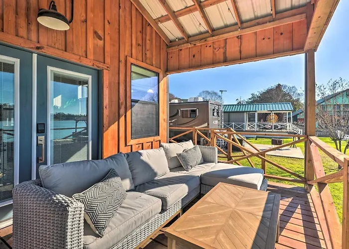 New-Build Waterfront Cabin, Lake Conroe