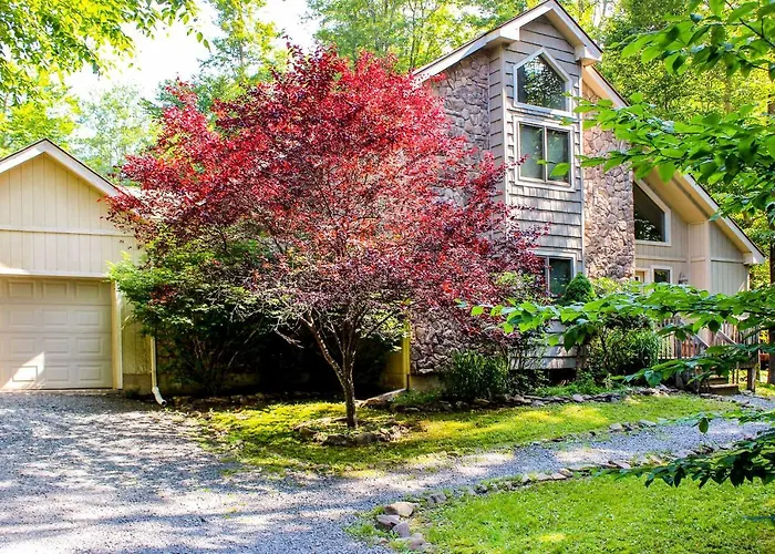 Walk To Beach: Beautiful Lake Naomi Retreat!