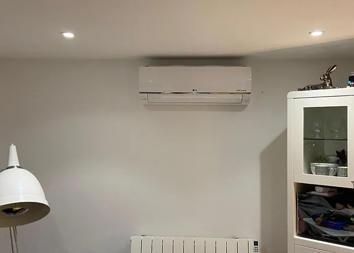 Lindas Lodge Free Parking Air Con Plus Provisions Included