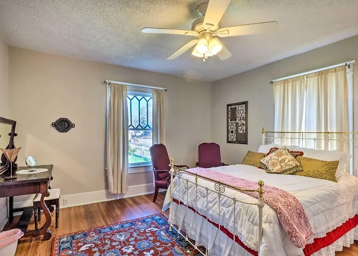 Georgetown Vacation Rental Close To Town Square!