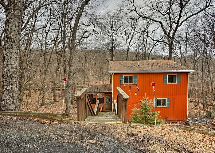 4 Mi To Tubing: Cozy Bushkill Cabin W/ Deck!