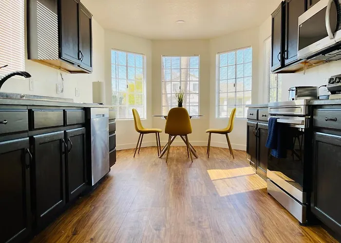 Glendale Gem With Pool & Office In Prime Location