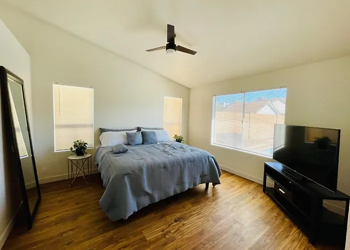 Glendale Gem With Pool & Office In Prime Location