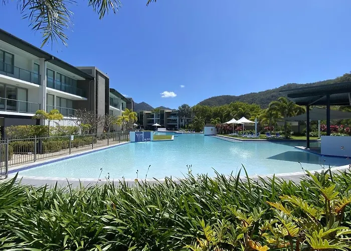 Blue On Blue Large One Bedroom Apartment, Steps From Ferry, Amazing Pool, Wifi