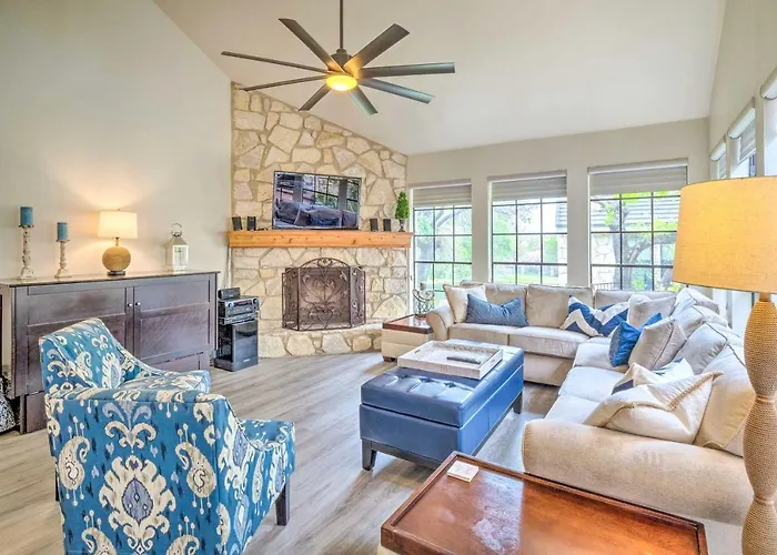 Horseshoe Bay Townhome W/ Patio & Outdoor Pool!
