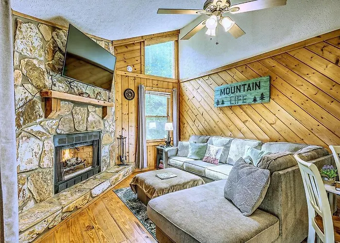 Peak-A-Blue Cabin - Watch Movies From Hot Tub, Mountain View, Bigfoot Bunker Game Room, Fire Pit, Oversized Deck, Screened-In Porch
