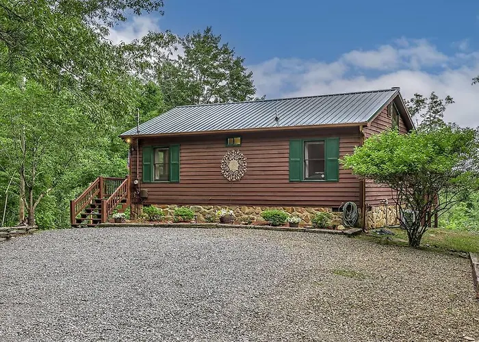 Peak-A-Blue Cabin - Watch Movies From Hot Tub, Mountain View, Bigfoot Bunker Game Room, Fire Pit, Oversized Deck, Screened-In Porch