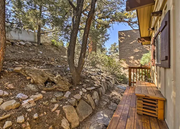 5 Mi To Big Bear Mtn Resort: Cozy Cabin W/ Deck