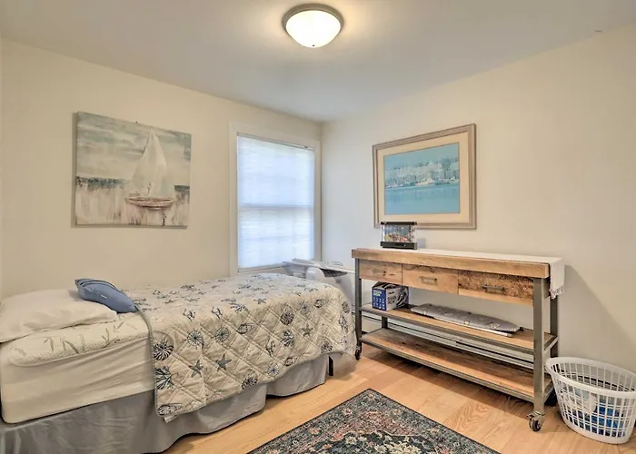 Kayaks, Deck & Pond Access: Rhode Island Retreat!
