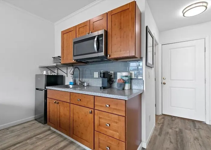 Unit 11 Waena Inn- Newly Renovated Maui Private Suite