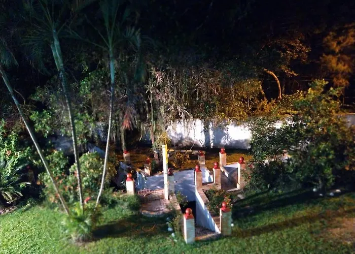 Casa com piscina, espaço gourmet e salão de jogos.
