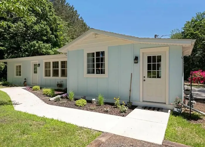 Little Blue Cottage: A Wooded Getaway Near Beaches And Towns
