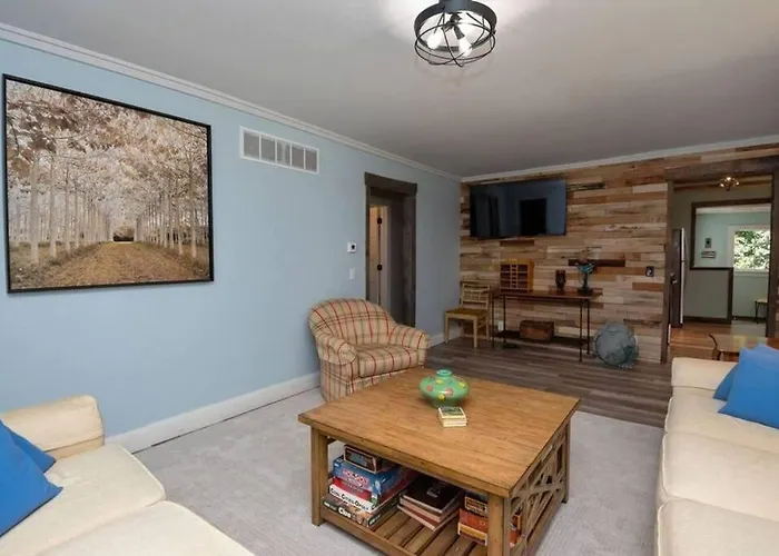Little Blue Cottage: A Wooded Getaway Near Beaches And Towns