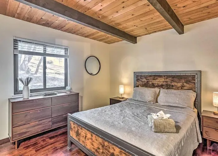 Peaceful Oak Haven Cabin Near Yosemite