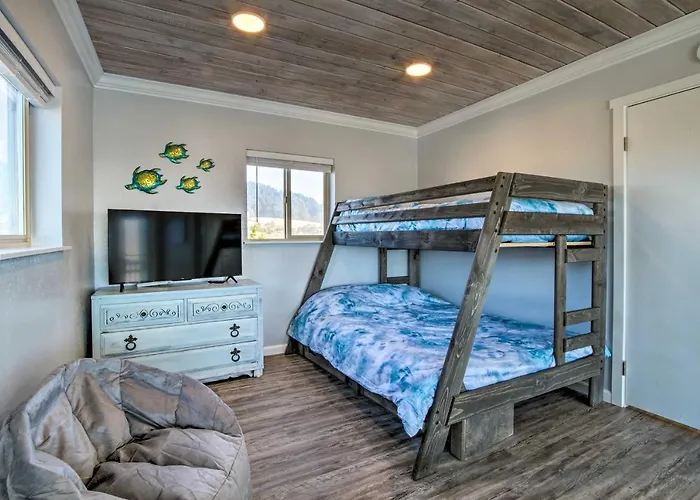 Gold Beach Home W/ Hot Tub, 1/4 Mi To Beach!