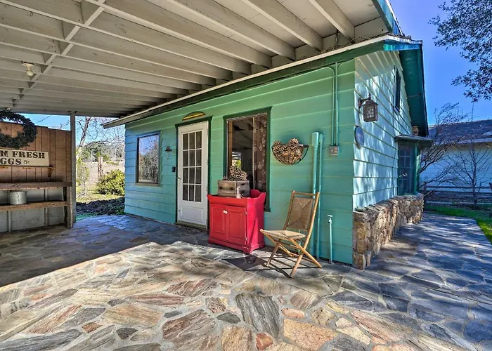 Cozy 'Story Book Barn Cottage' W/ Scenic View