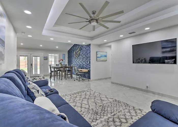 Patio & Grill: Spacious Gem Near Gulf Coast!