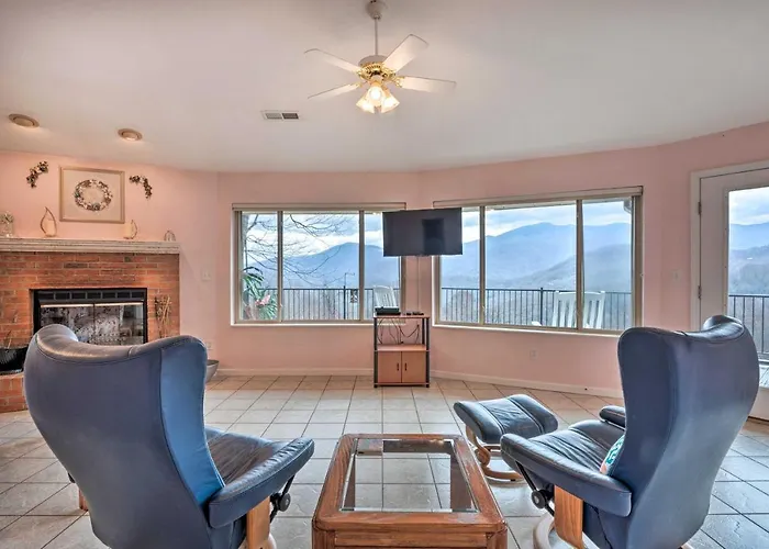 Apt W/ Wraparound Deck & Epic Views In Burnsville!