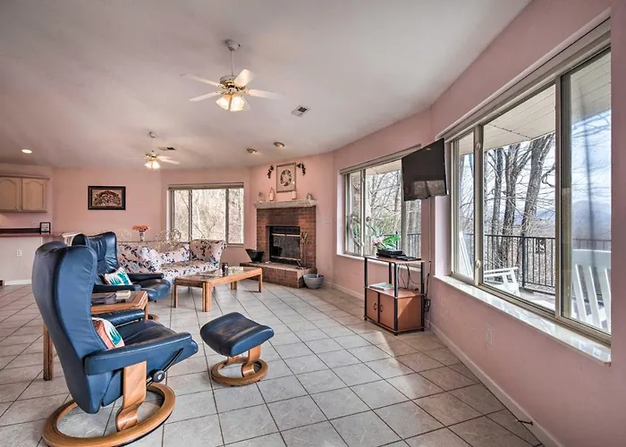 Apt W/ Wraparound Deck & Epic Views In Burnsville!