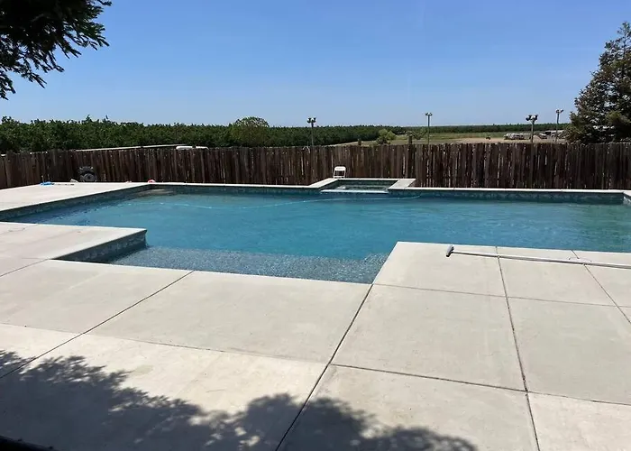 Adorable 1 Bedroom With Pool, And Horse Arena