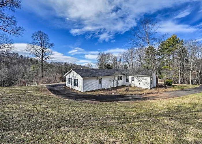 Serene Blue Ridge Getaway In Galax W/ Yard!