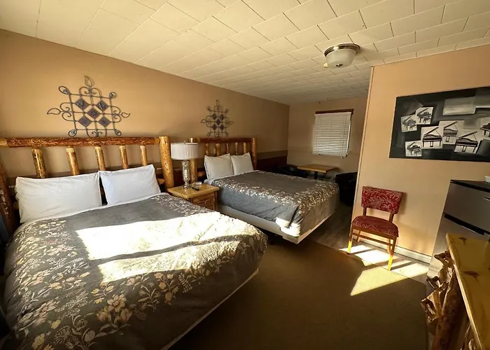 Pinecrest Motel