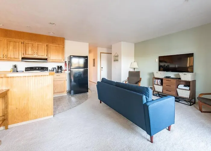 Cozy 2 Bedroom Condo Walking Distance From The Beach