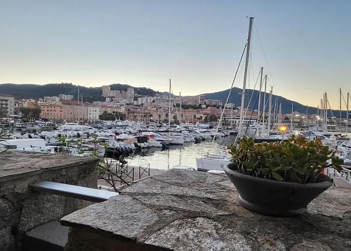 Superbe T2 Avec Balcons, Vieux Port, Hyper Centre Ajaccio