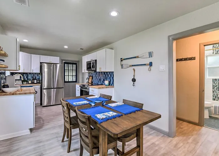 Lake Granbury Getaway ~ 1 Block To Waterfront