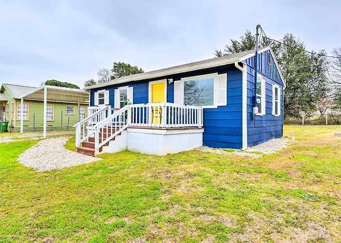 Lake Granbury Getaway ~ 1 Block To Waterfront