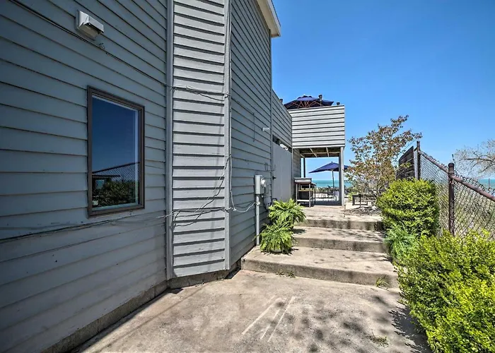 Lakefront Family Retreat W/ Grill: Steps To Beach!