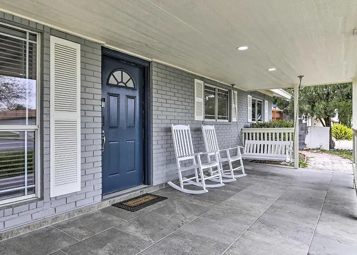 Patio & Grill: Spacious Gem Near Gulf Coast!