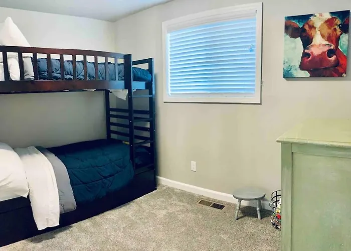 Beautiful, Well-Stocked Home - Sleeps 7!