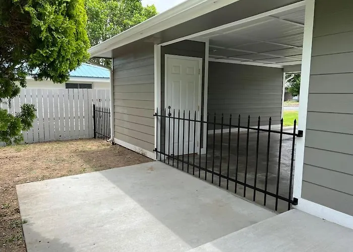 Beautiful, Well-Stocked Home - Sleeps 7!