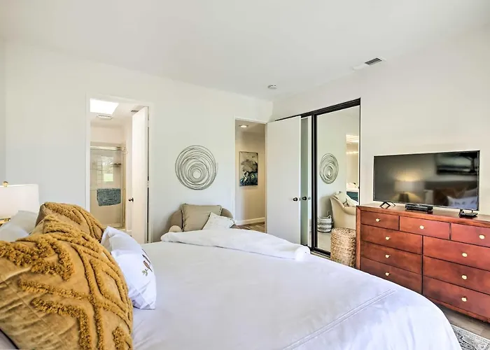 Modern Golf Course Retreat In Cathedral City!