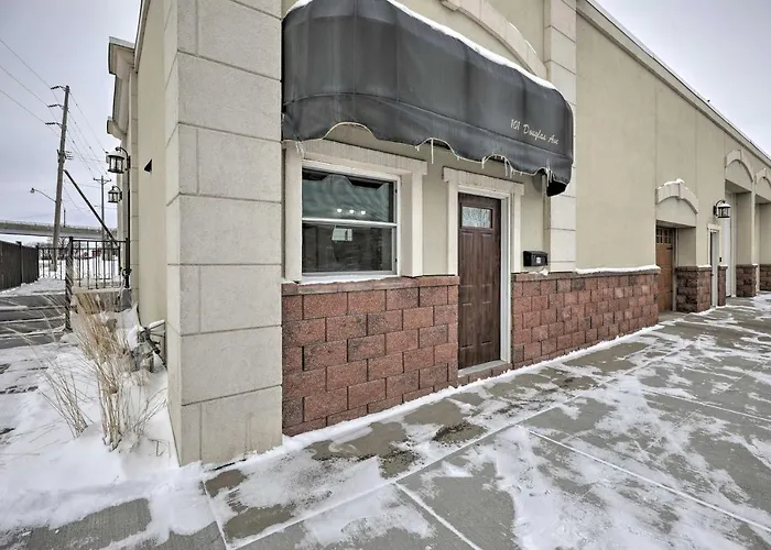 Regal River Retreat In The Heart Of Yankton!