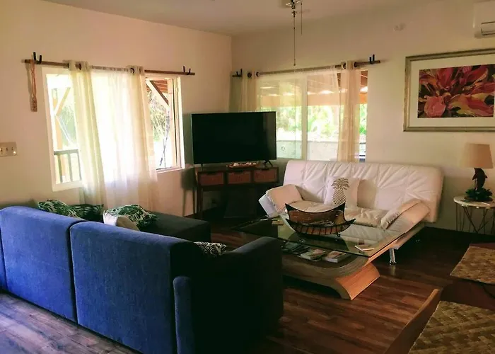 Charming Country Cottage Just A Few Steps From The Beach!