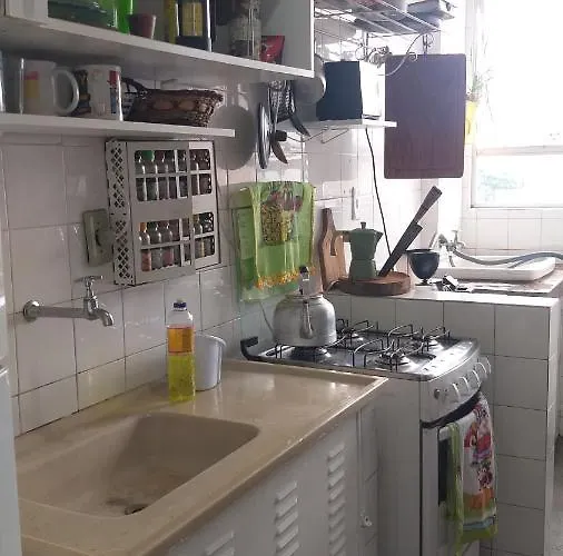 Quarto suite individual Compartilha somente a cozinha com o morador e sua cachorra Chori