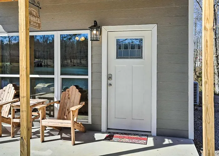 10 Mi To Drive-In: Lakefront Trenton Cabin!